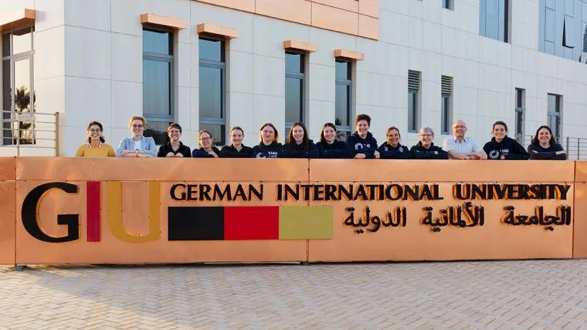 TECHfeMENA Studentinnen bei Schild einer Ägyptischen Schule