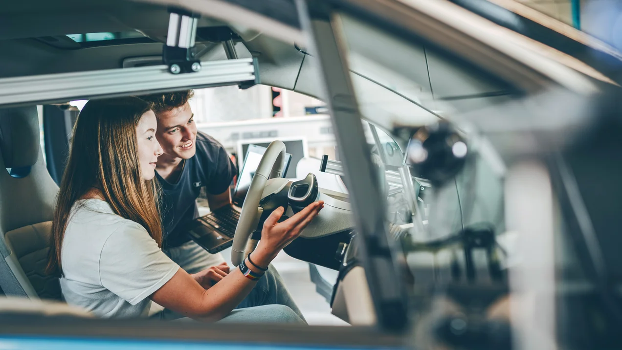 Studierende bei der eigenständigen Projektarbeit und Datenauswertung im E-Auto des Smartgrid-Labors.