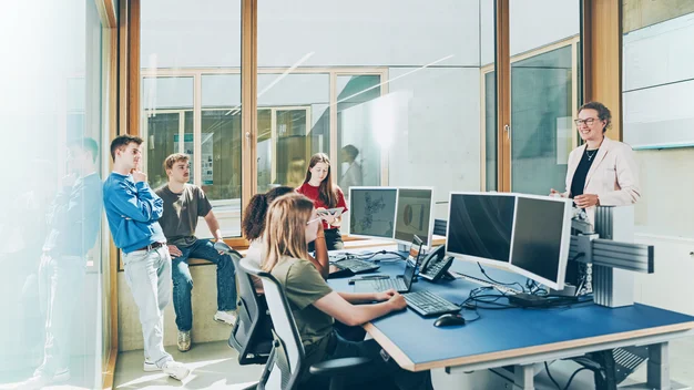 Moderne Lehre im Smartgrid-Labor: Professorin leitet eine Veranstaltung mit Studierenden an PC-Arbeitsplätzen.