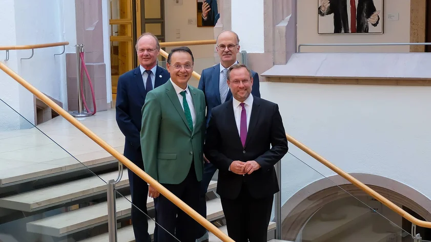 Gruppenbild Treppe: (von links) Prof. Michael Weber, Prof. Ashraf Mansour, Prof. Volker Reuter und Oberbürgermeister Martin Ansbacher (Foto: Christine Liebhardt / Uni Ulm)