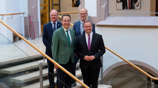 Gruppenbild Treppe: (von links) Prof. Michael Weber, Prof. Ashraf Mansour, Prof. Volker Reuter und Oberbürgermeister Martin Ansbacher (Foto: Christine Liebhardt / Uni Ulm)