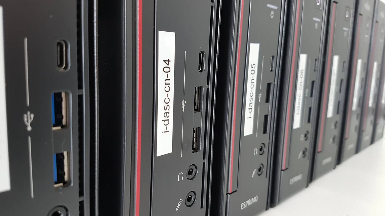 Bild von PCs mit denen ein Cluster zur verteilten Speicherung und Verarbeitung großer Datensätze realisiert wurde. 
