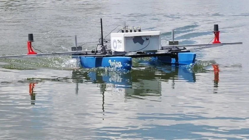 Das ferngesteuerte Messboot "Luisa" bei einer Forschungsfahrt auf dem Wasser.