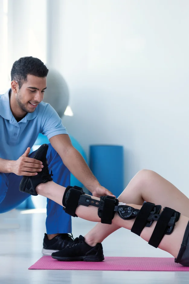 physiotherapeut behandelt junge Frau