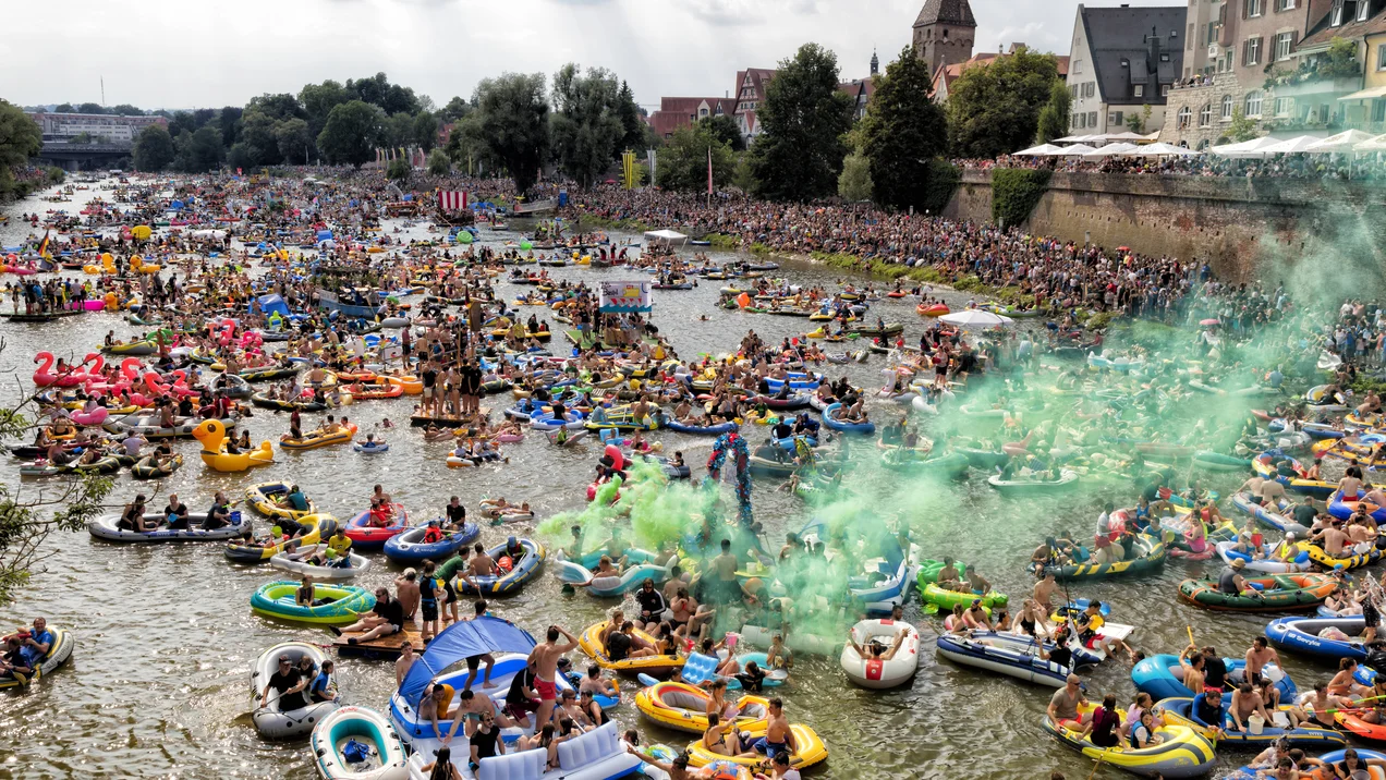 Schwörmontag in Ulm mit der traditionellen Nabada auf der Donau und zahlreichen Besucher*innen entlang des Ufers.
