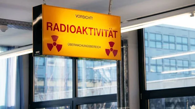 gelbes Schild, das von der Decke hängt mit der Aufschrift Vorsicht Radioaktivität