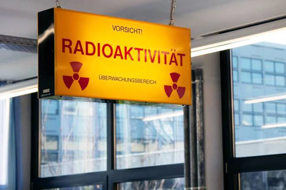 gelbes Schild, das von der Decke hängt mit der Aufschrift Vorsicht Radioaktivität