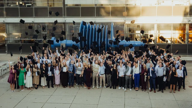THU-Abschlussfeier 2026 Gruppenbild Hutwurf-Moment