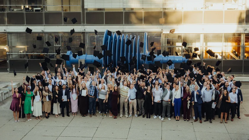 THU-Abschlussfeier 2026 Gruppenbild Hutwurf-Moment