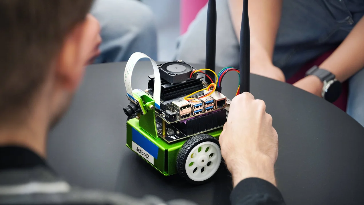 Student präsentiert sein Projekt, den JetBot Roboter. Ein kleiner, autonomer Roboter auf Rädern.