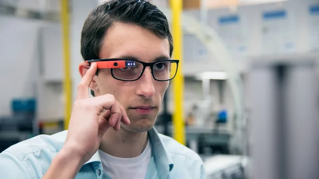 Ein Student trägt eine smarte Datenbrille (AR/VR) in einer Laborumgebung.
