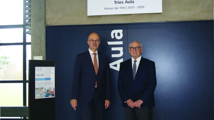 Rektor Volker Reuter und Ehrensenator Manfred Tries stehen vor der Tries Aula