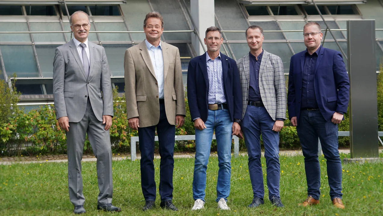 Das Bild zeigt die fünf Mitglieder des Rektorats der THU seit 2023, den Rektor Professor Dr. Volker, den Kanzler Dr. Christian Elmo Wolff, den Prorektor Studium und Lehre Prof. Dr. Jens Bihr, den Prorektor Forschung Prof. Dr. Christian Dettmann sowie den Prorektor Digitalisierung Prof. Dr. Klaus Baer. 