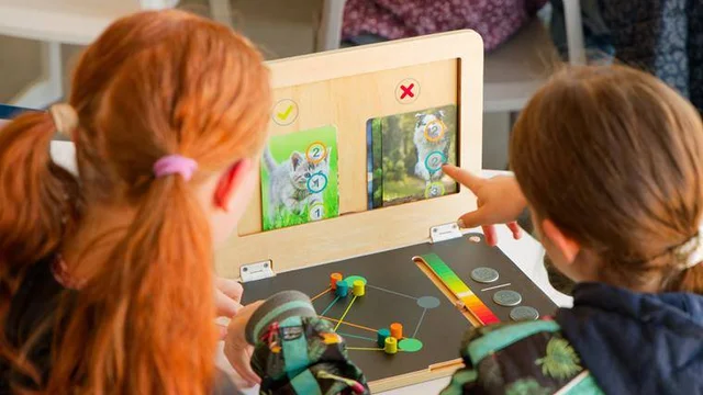 Zwei Mädchen schauen auf ein Spiel