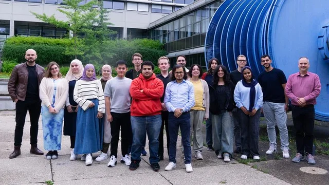 Gruppenbild der Teilnehmer der Summer School 2025 vor dem Hauptgebäude der THU.