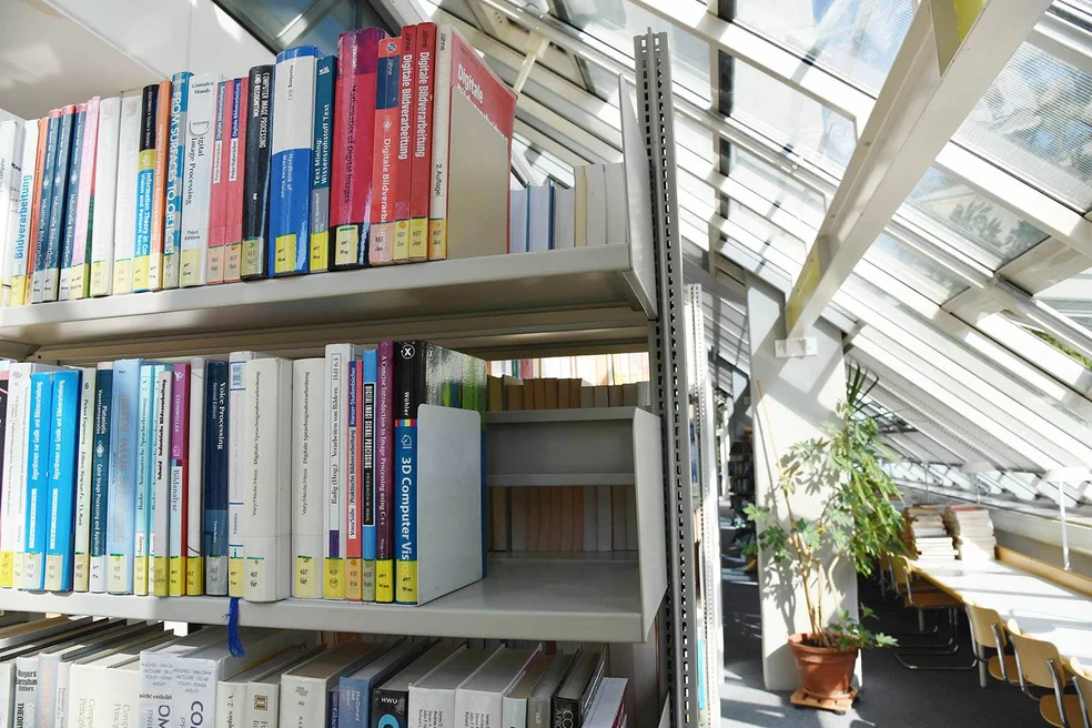 A bookshelf in the library on the Prittwitzstraße campus