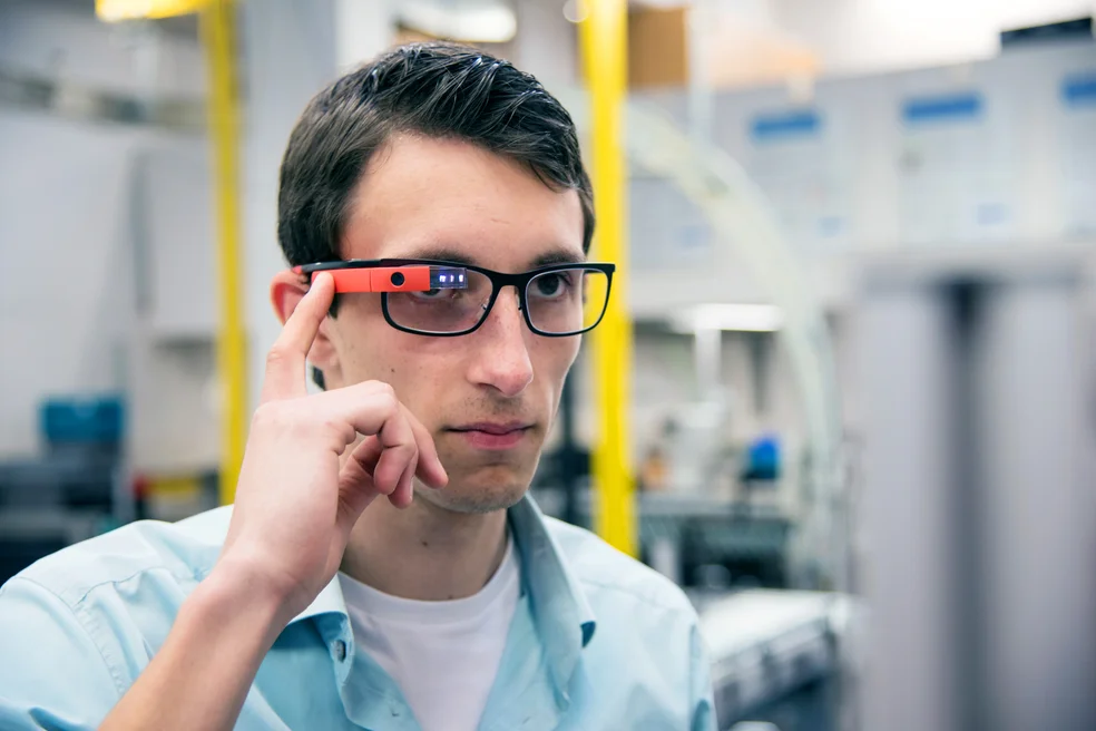 Ein Student trägt eine Kommisionierungs-Brille und stellt sie ein.