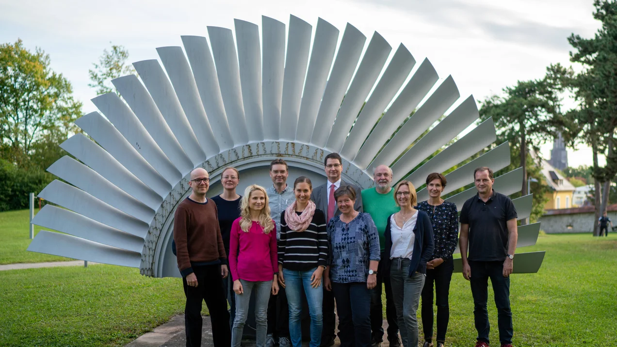 Das Gründungsteam steht vor einer Turbine