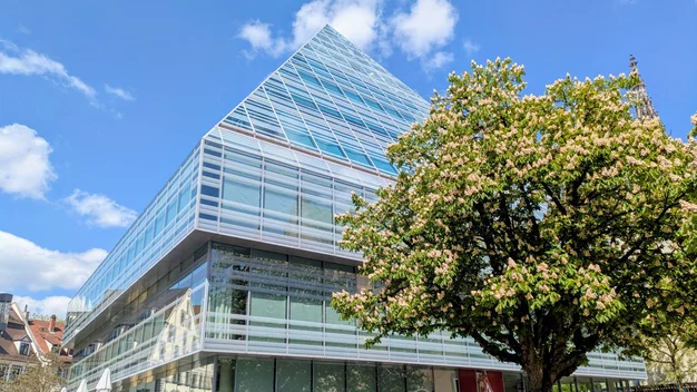 Stadtbibliothek Ulm, 5-stöckiges pyramidenförmig Gebäude mit großer Glasfront