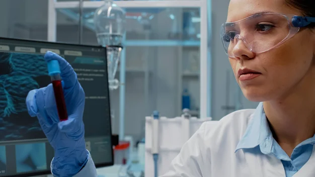 The picture shows a researcher in a laboratory.