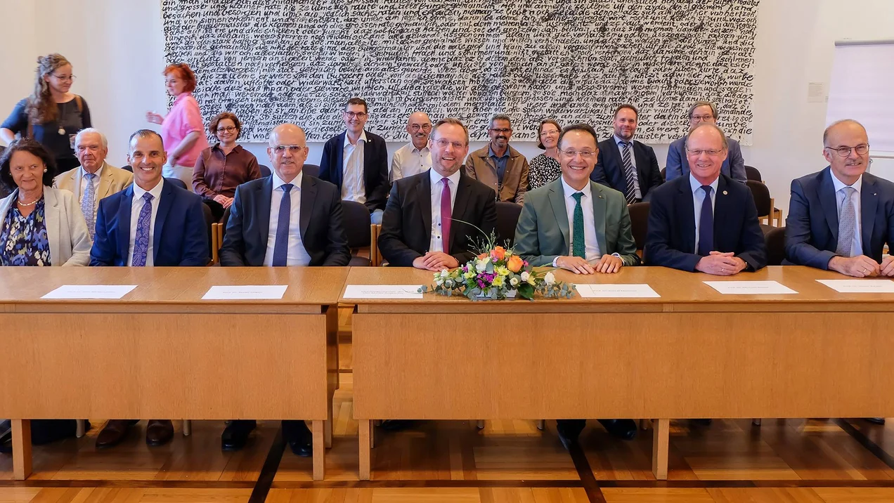 Gruppenbild Unterzeichnung: Die beteiligten Akteure und Akteurinnen im Kleinen Sitzungssaal (Foto: Christine Liebhardt / Uni Ulm)
