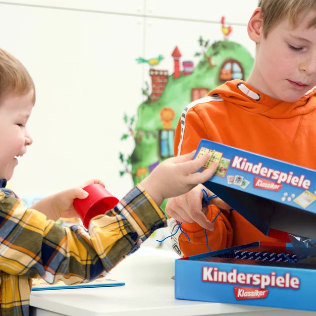 Spielende Kinder im Familienraum der THU