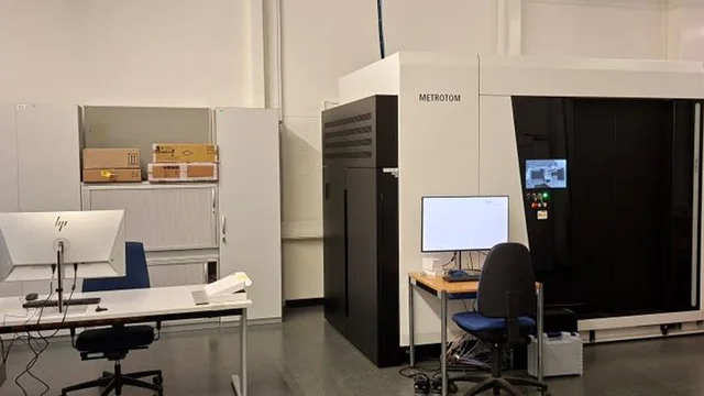 Ansicht eines modernen Labors mit dem neuen hochauflösenden Mikrofokus-CT und Kontrollmonitoren.