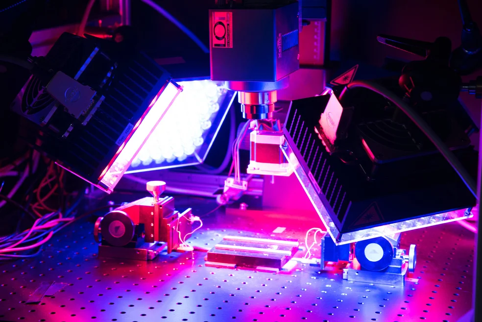 Versuchsaufbau Photovoltaik mit neon-blauem und pinken Licht