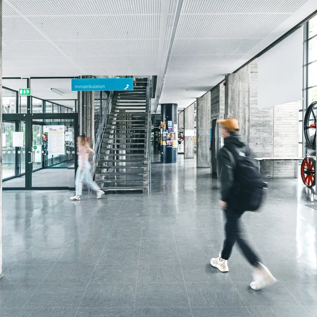 studierender läuft durch den gang