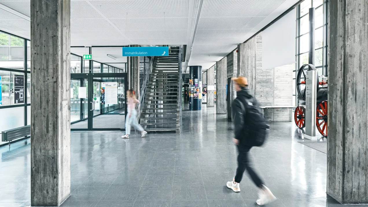 studierender läuft durch den gang