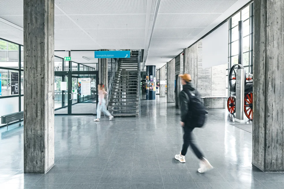 studierender läuft durch den gang