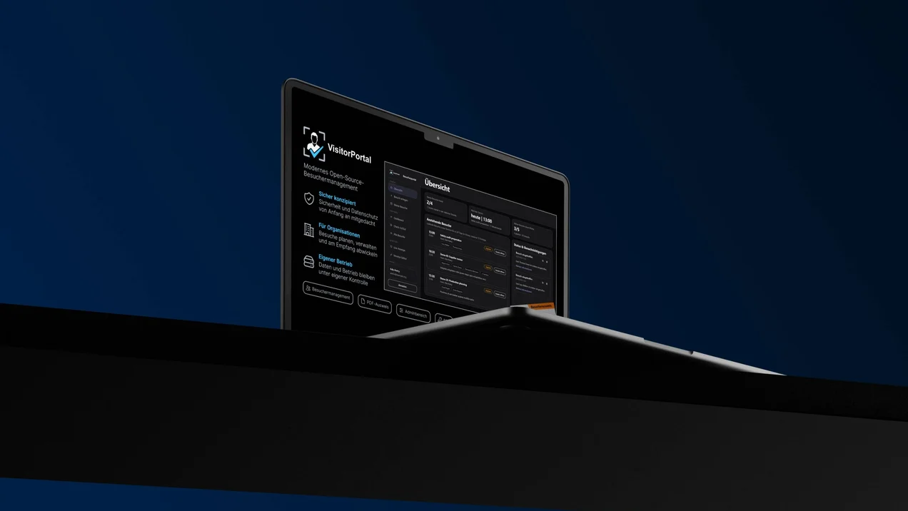 Ein teilweise aufgeklappter Laptop vor einem dunklen Hintergrund, auf dessen Bildschirm die Benutzeroberfläche eines digitalen Portals zu sehen ist.