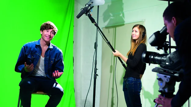 studenten im greenscreen bei einer aufnahmesituation