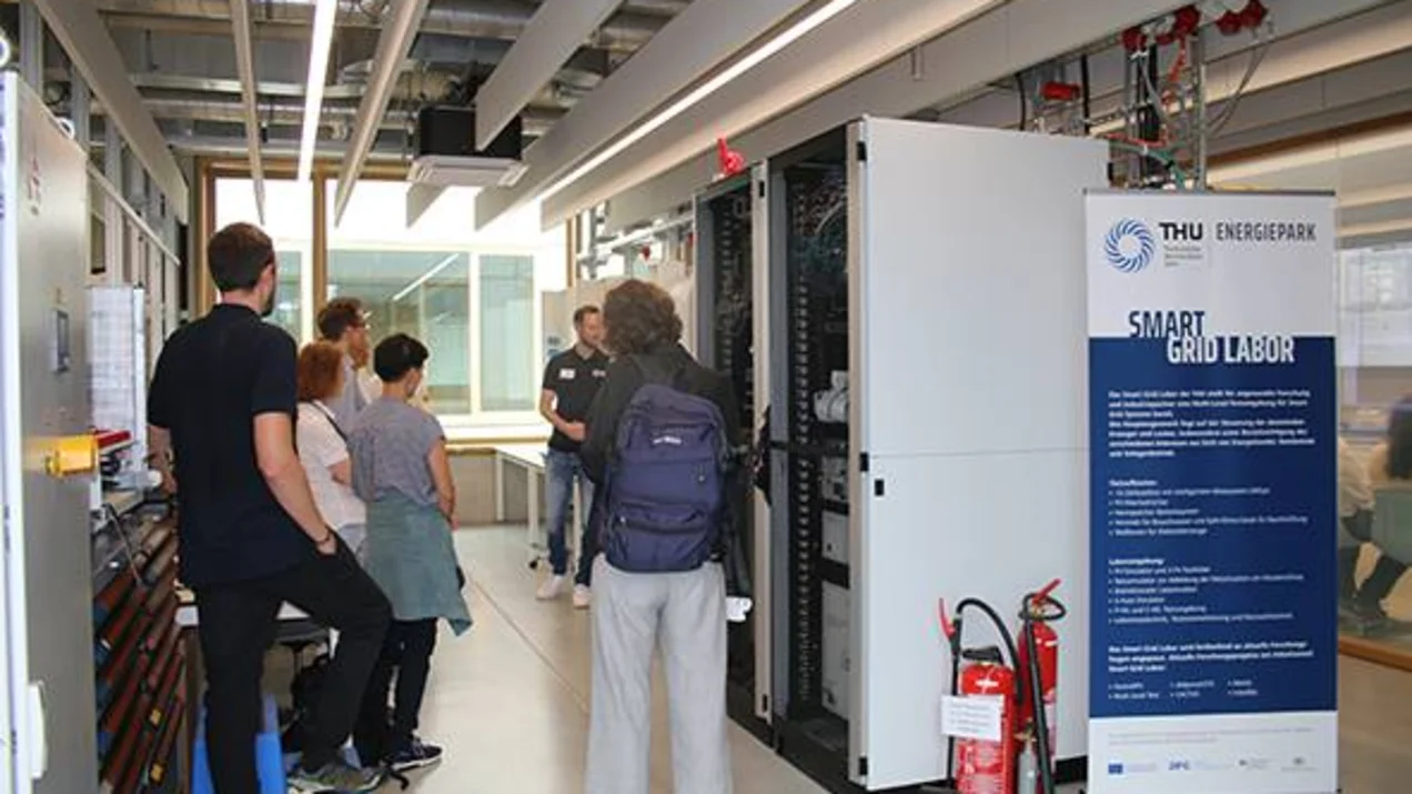 Menschen stehen im Smart Grid Labor