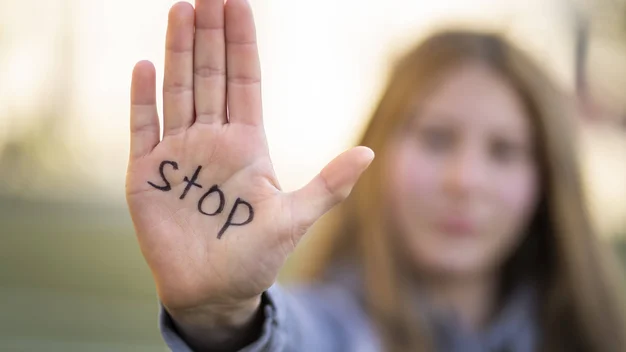 Das Bild zeigt eine Hand, auf der "Stopp" steht.