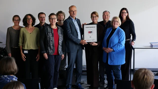 Gruppenbild: V.l.n.r.: QM-Team THU und in der Mitte Jens Bihr (Prorektor Studium und Lehre THU), Volker Reuter (Rektor THU), Verena Kloeters (Kfm. Geschäftsführerin, Bereichsleitung Systemakkreditierung AQAS), Rüdiger Brandt (Leiter Stabsstelle QM), Sibylle Jakubowicz (Stiftungsvorständin und Leiterin der Abteilung Beratung, Evaluation und Organisationsentwicklung bei EVALAG) und Annika Halder (Vorsitzende der Akkreditierungskommission THU)