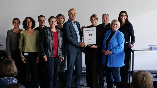 Gruppenbild: V.l.n.r.: QM-Team THU und in der Mitte Jens Bihr (Prorektor Studium und Lehre THU), Volker Reuter (Rektor THU), Verena Kloeters (Kfm. Geschäftsführerin, Bereichsleitung Systemakkreditierung AQAS), Rüdiger Brandt (Leiter Stabsstelle QM), Sibylle Jakubowicz (Stiftungsvorständin und Leiterin der Abteilung Beratung, Evaluation und Organisationsentwicklung bei EVALAG) und Annika Halder (Vorsitzende der Akkreditierungskommission THU)