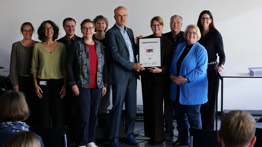 Gruppenbild: V.l.n.r.: QM-Team THU und in der Mitte Jens Bihr (Prorektor Studium und Lehre THU), Volker Reuter (Rektor THU), Verena Kloeters (Kfm. Geschäftsführerin, Bereichsleitung Systemakkreditierung AQAS), Rüdiger Brandt (Leiter Stabsstelle QM), Sibylle Jakubowicz (Stiftungsvorständin und Leiterin der Abteilung Beratung, Evaluation und Organisationsentwicklung bei EVALAG) und Annika Halder (Vorsitzende der Akkreditierungskommission THU)