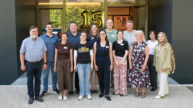 Mitarbeitende und ehemalige Wegbegleitende der SAPS feiern das 15-jährige Bestehen (v. l.): vordere Reihe: Prof. Hermann Schumacher (ehem. Direktor), Susanne Hummel, Kathrin Wunderlich, Prof. Tina Seufert (Direktorin der SAPS für die Uni Ulm), Geschäftsführerin Dr. Melina Klepsch, Dr. Gabriele Gröger (ehem. Geschäftsführung) und Mihriban Demir; hintere Reihe: Student Sergii Shcherbakov, Steffen Moser, Rebecca Schöniger, Prof. Reinhold von Schwerin (Direktor der SAPS für die THU), Ralf Boenke und Christine Blersch (Weiterbildungskoordinatorin Südwissen)