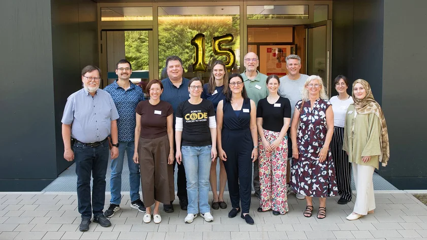 Mitarbeitende und ehemalige Wegbegleitende der SAPS feiern das 15-jährige Bestehen (v. l.): vordere Reihe: Prof. Hermann Schumacher (ehem. Direktor), Susanne Hummel, Kathrin Wunderlich, Prof. Tina Seufert (Direktorin der SAPS für die Uni Ulm), Geschäftsführerin Dr. Melina Klepsch, Dr. Gabriele Gröger (ehem. Geschäftsführung) und Mihriban Demir; hintere Reihe: Student Sergii Shcherbakov, Steffen Moser, Rebecca Schöniger, Prof. Reinhold von Schwerin (Direktor der SAPS für die THU), Ralf Boenke und Christine Blersch (Weiterbildungskoordinatorin Südwissen)