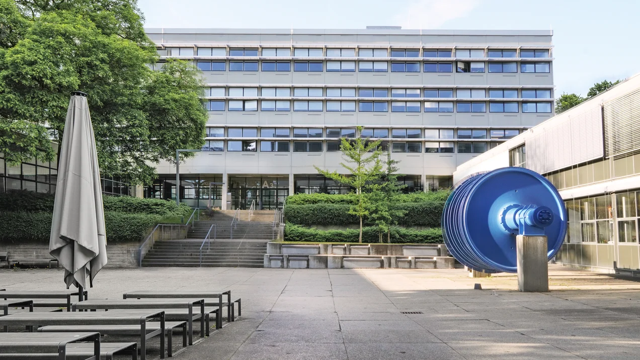 Der zentrale Innenhof am Campus Prittwitzstraße bietet den Studierenden Raum für Pausen und Austausch im Freien.
