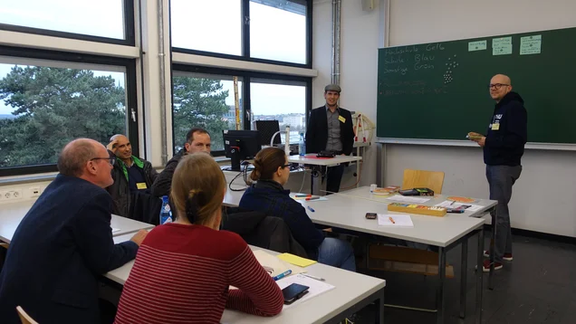 Personen um einen Tisch