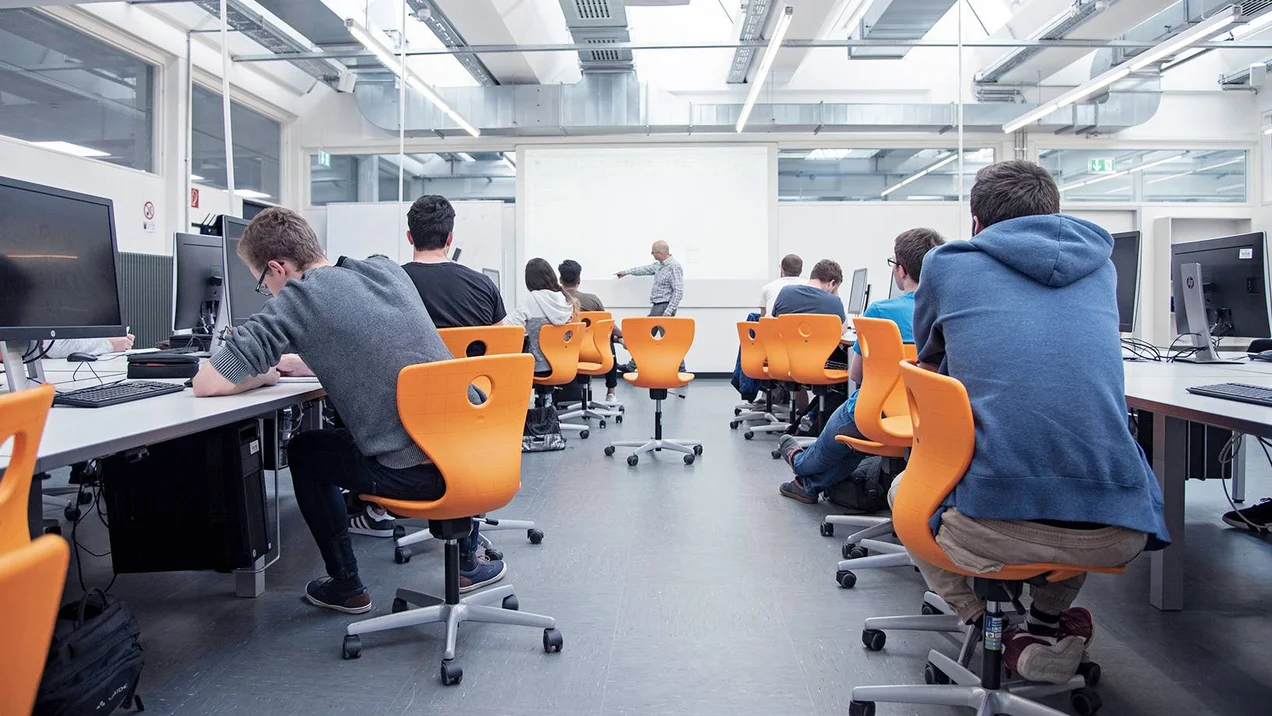 Studierende sitzen im Vorlesungssaal zum Thema Konstruktion