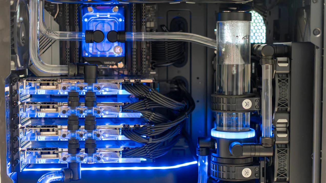 Bild einer GPU Workstation die zum Training von KI Modellen genutzt wird. 