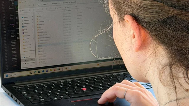 Doktorandin Sabrina Lennartz beim Feldtest in Portugal