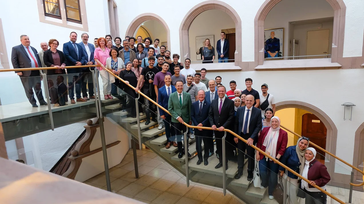 Gruppenbild alle: Zur Unterzeichnung waren zahlreiche Beteiligte und Studierende der Hochschulen ins Ulmer Rathaus gekommen (Foto: Christine Liebhardt / Uni Ulm)