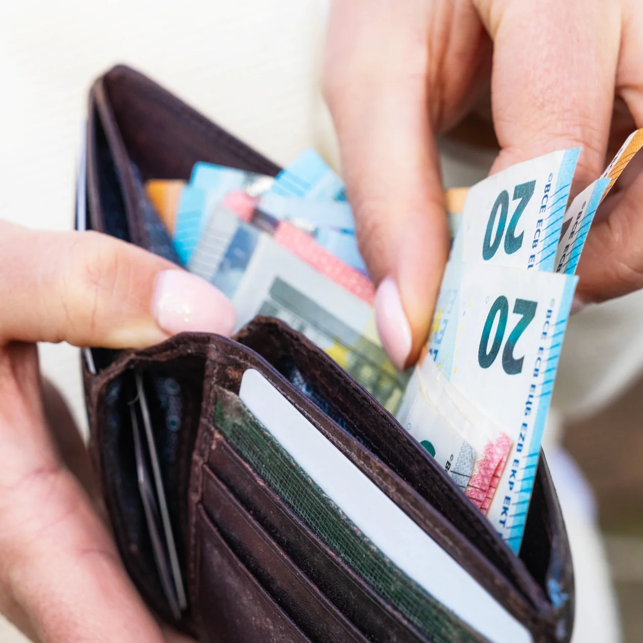 Taking Euros from a wallet