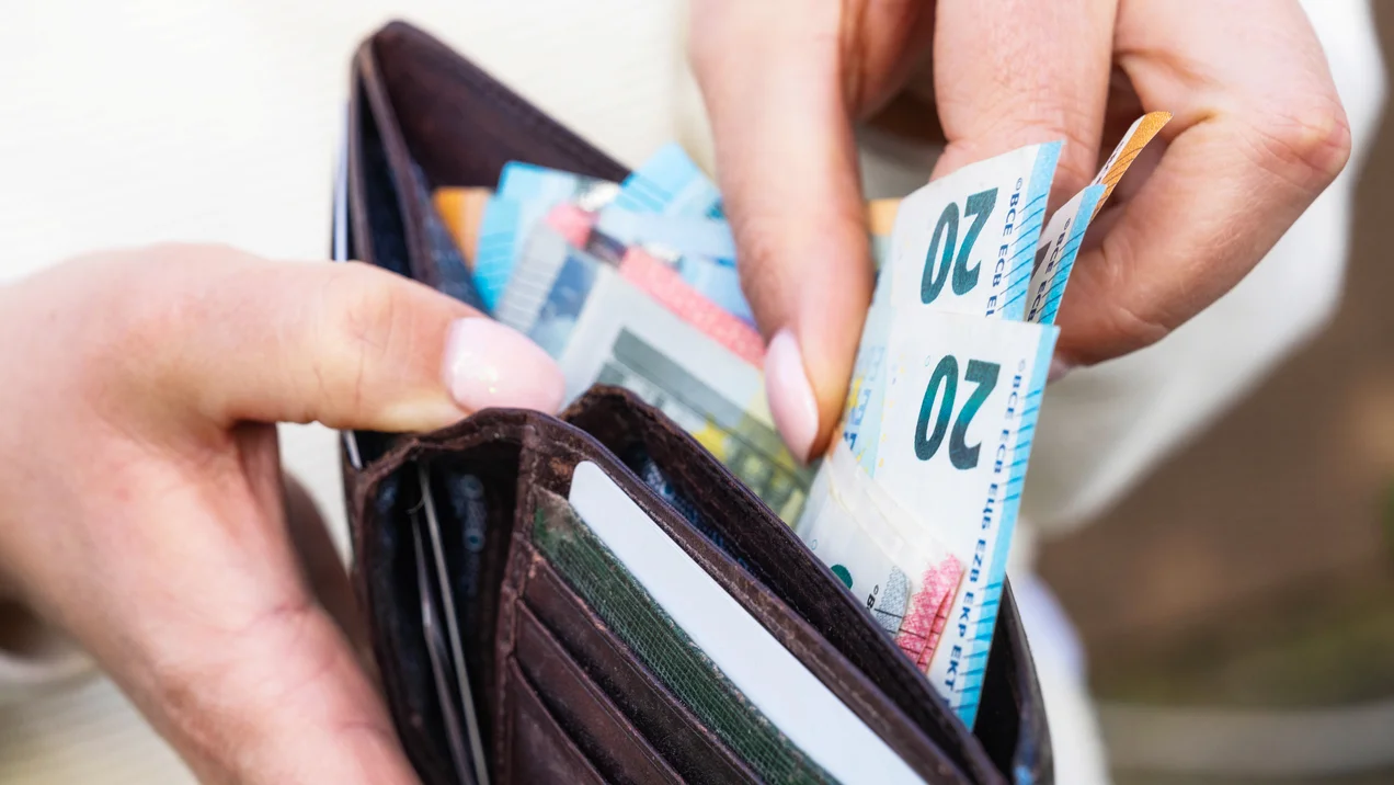 Taking Euros from a wallet