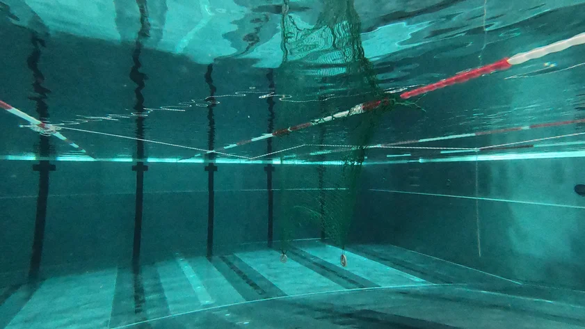 Das ferngesteuerte Messboot "Luisa" bei einer Forschungsfahrt auf dem Wasser.