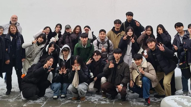 Gruppe südkoreanischer Studierender beim KI-Workshop in einem Seminarraum der THU.